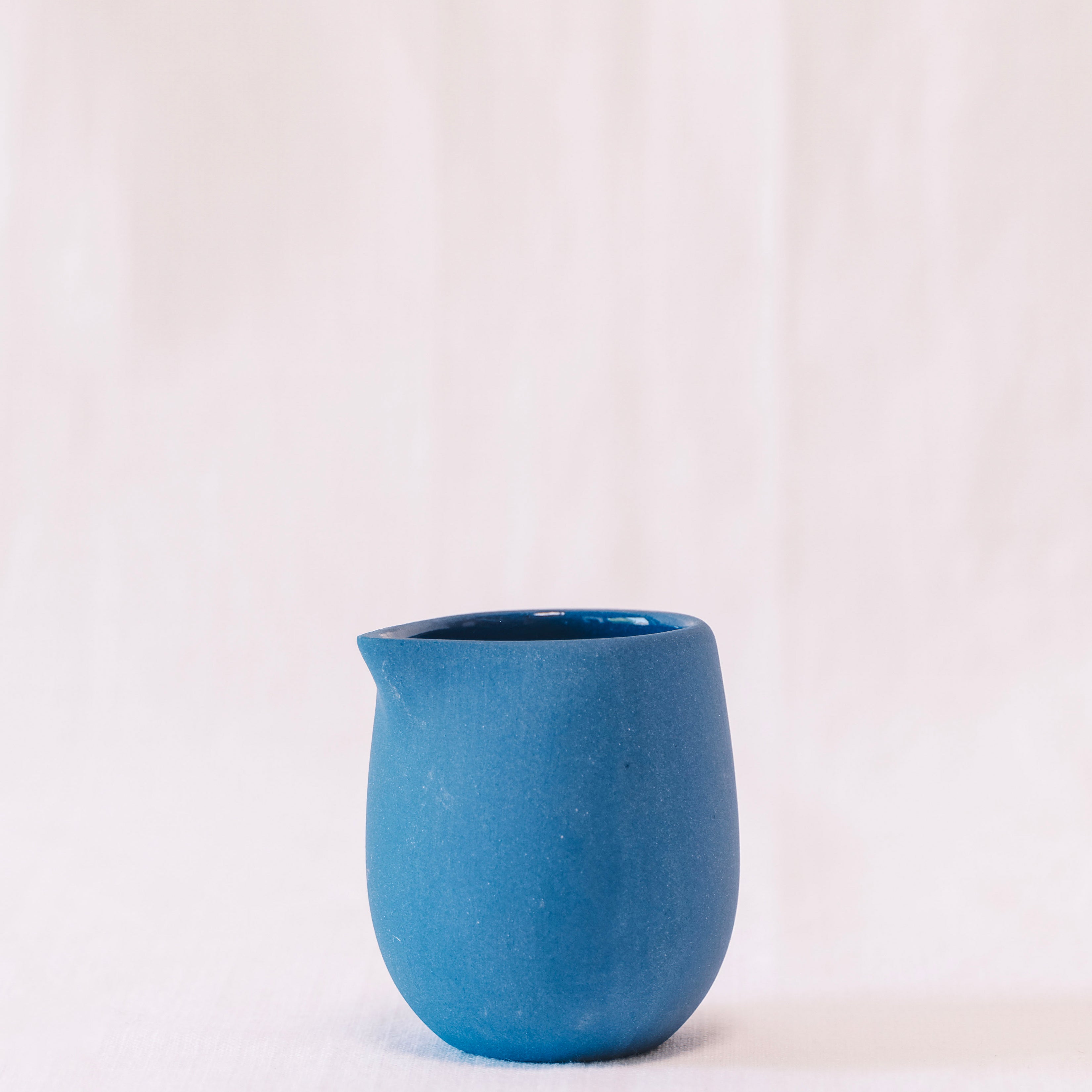 CERAMIC CREAMER IN COBALT