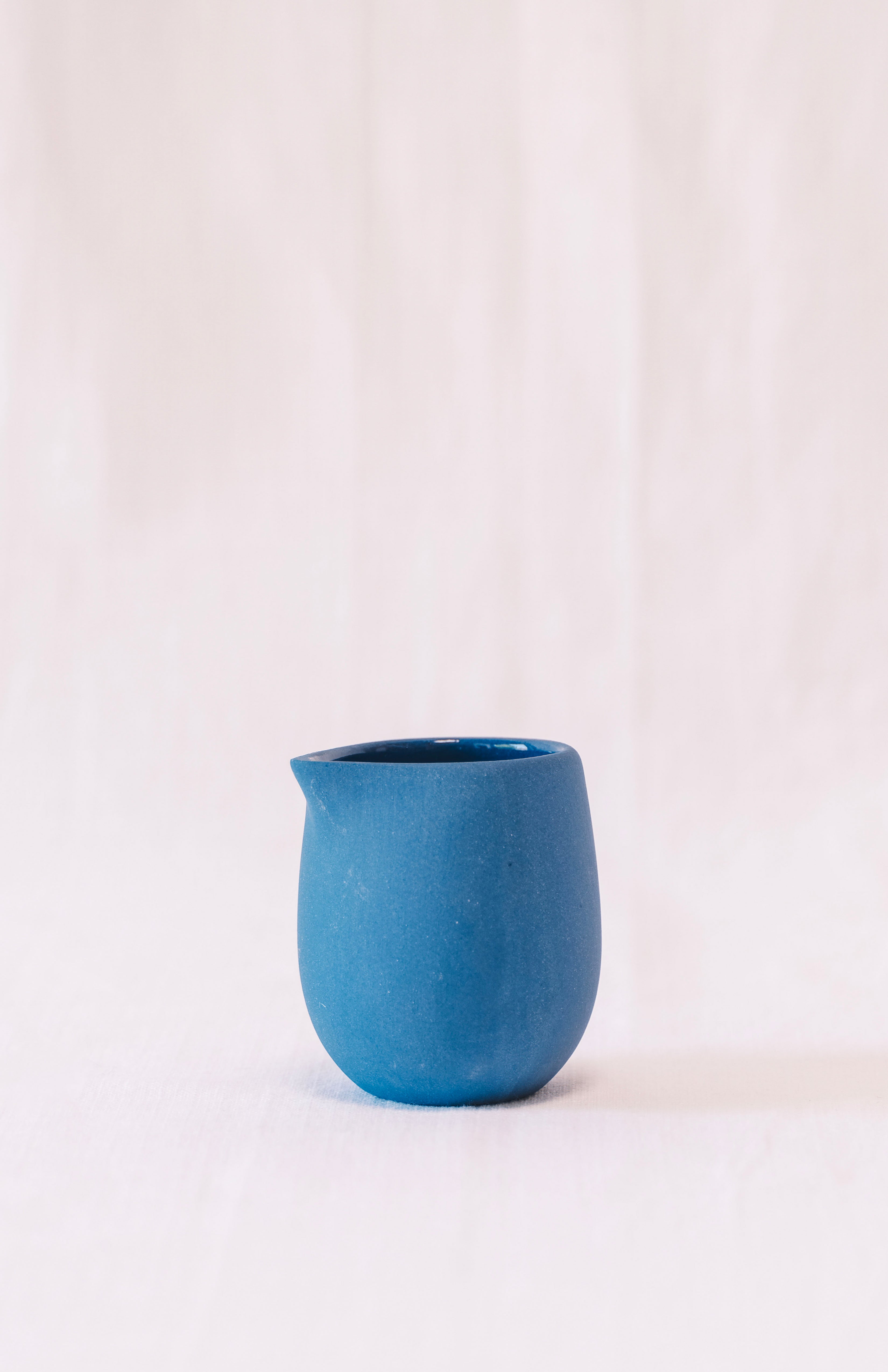 CERAMIC CREAMER IN COBALT
