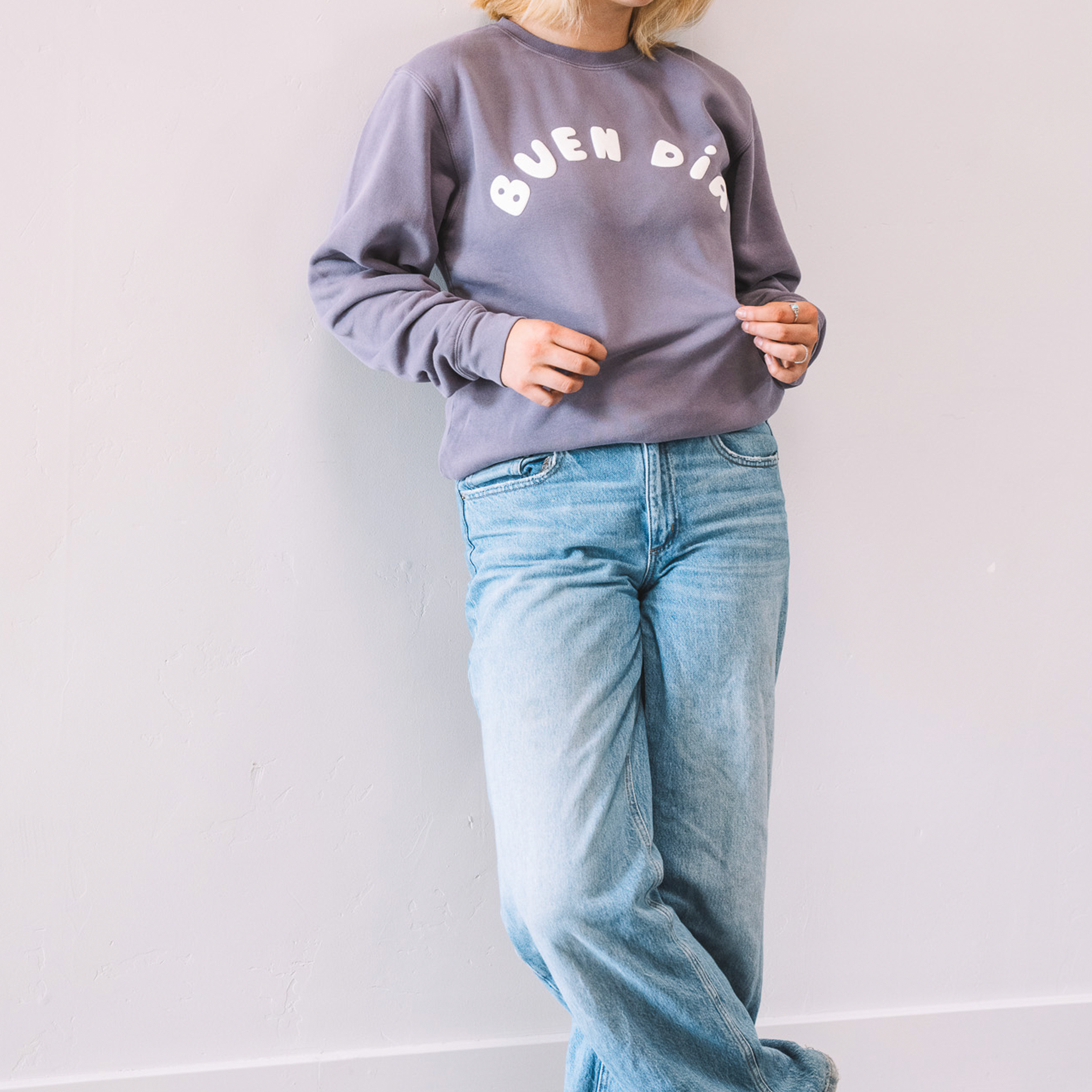 BUEN DIA PUFF PAINT SWEATSHIRT IN PLUM