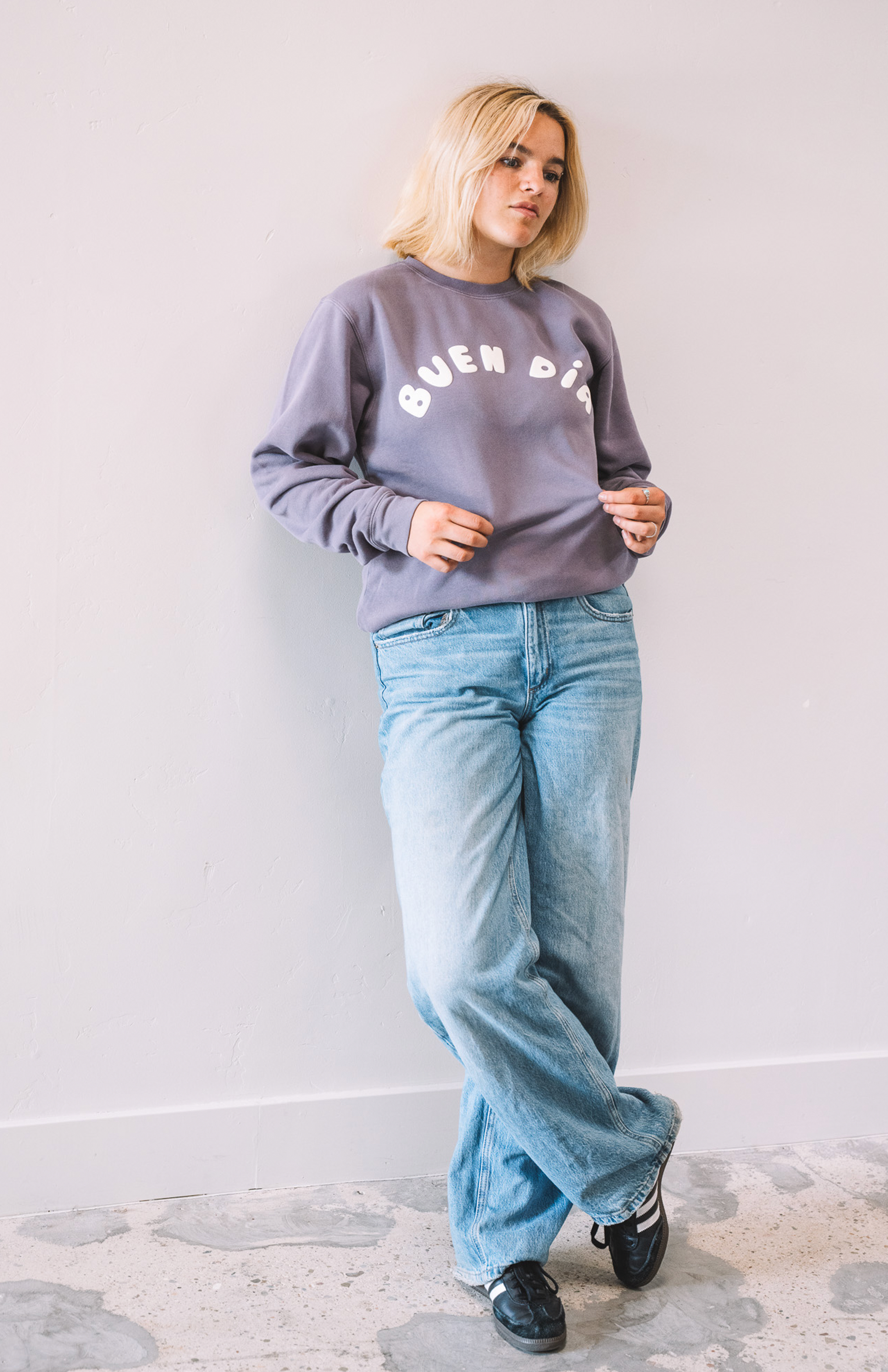 BUEN DIA PUFF PAINT SWEATSHIRT IN PLUM