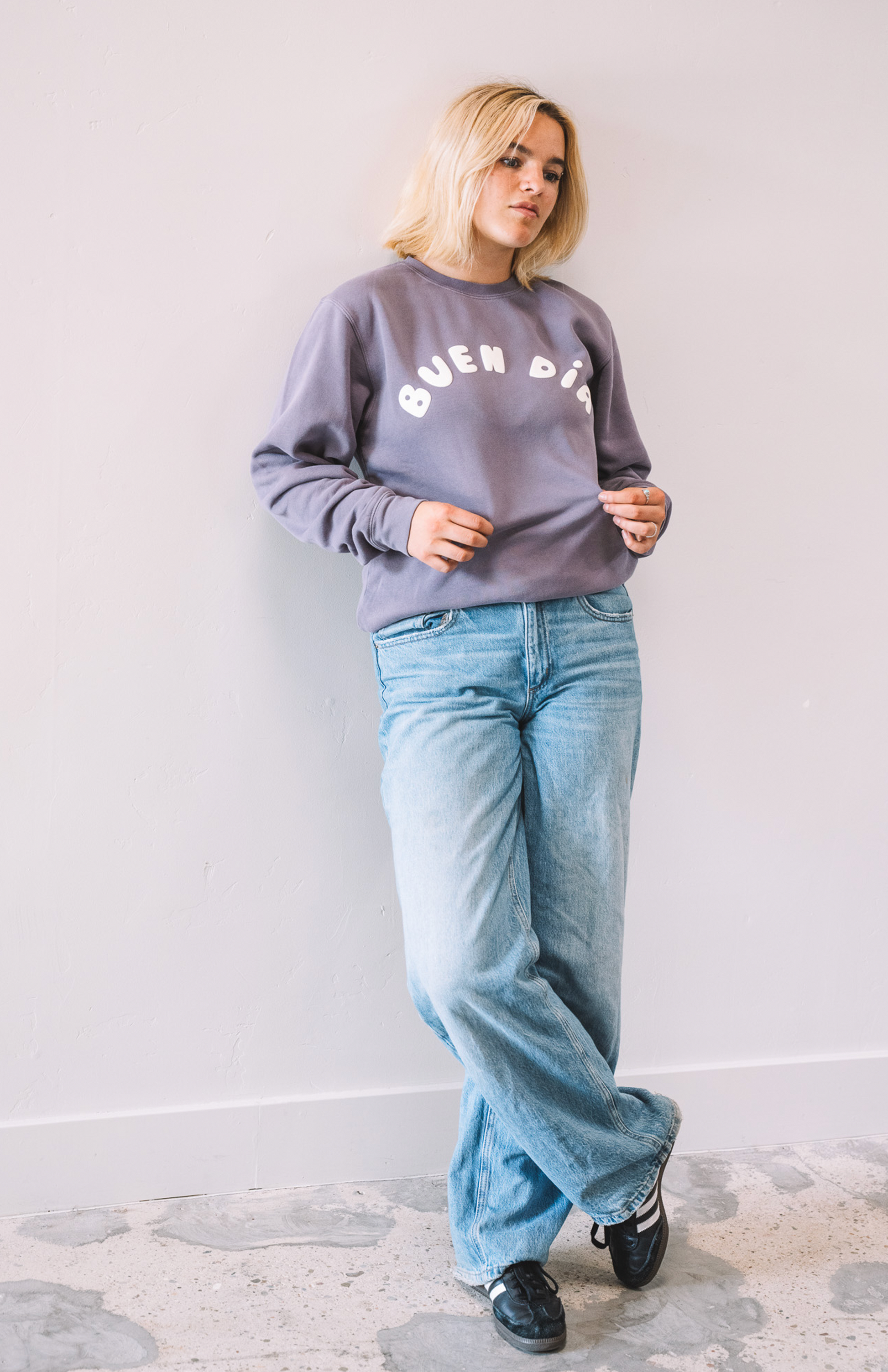 BUEN DIA PUFF PAINT SWEATSHIRT IN PLUM
