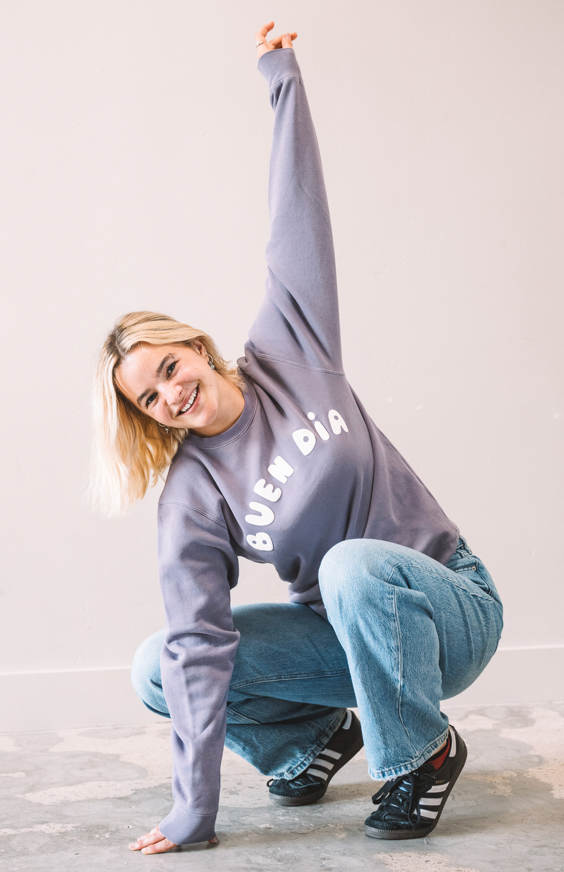 BUEN DIA PUFF PAINT SWEATSHIRT IN PLUM