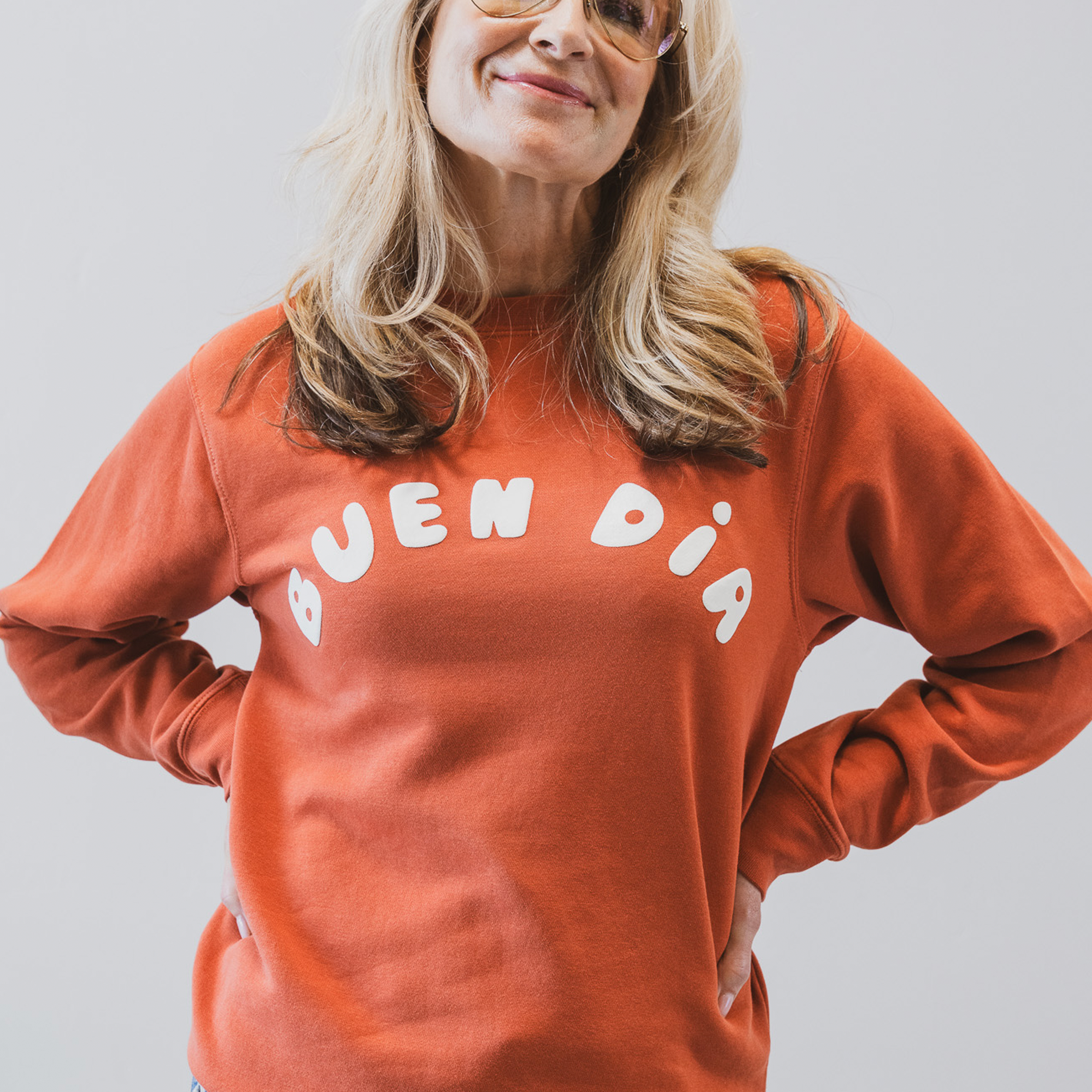 BUEN DIA PUFF PAINT SWEATSHIRT IN RUST
