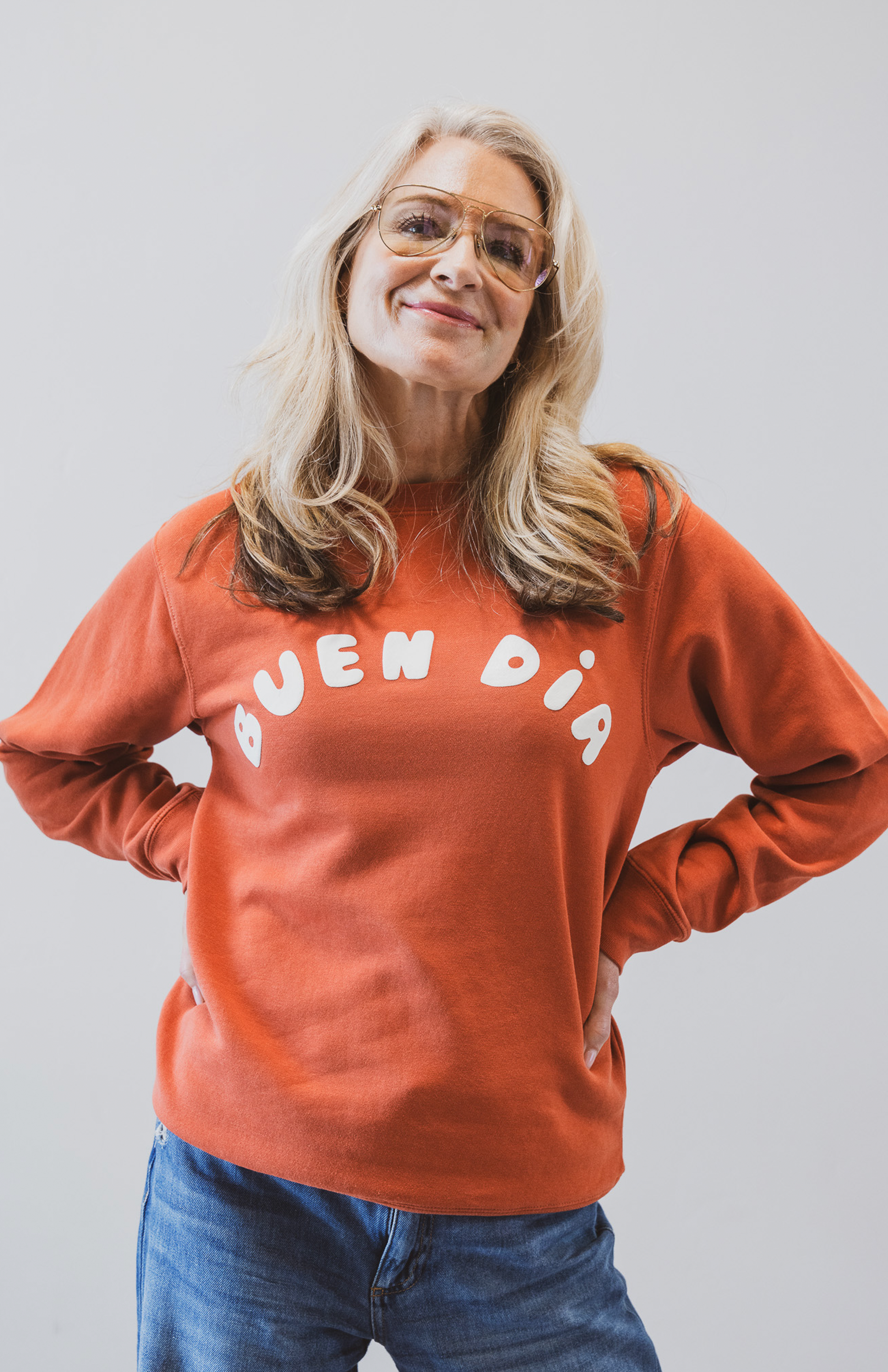 BUEN DIA PUFF PAINT SWEATSHIRT IN RUST