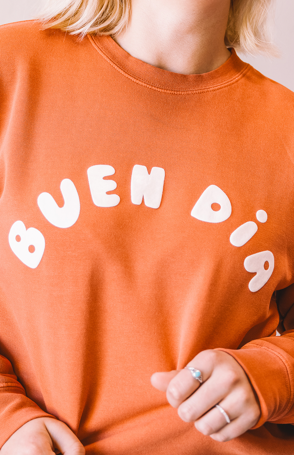 BUEN DIA PUFF PAINT SWEATSHIRT IN RUST