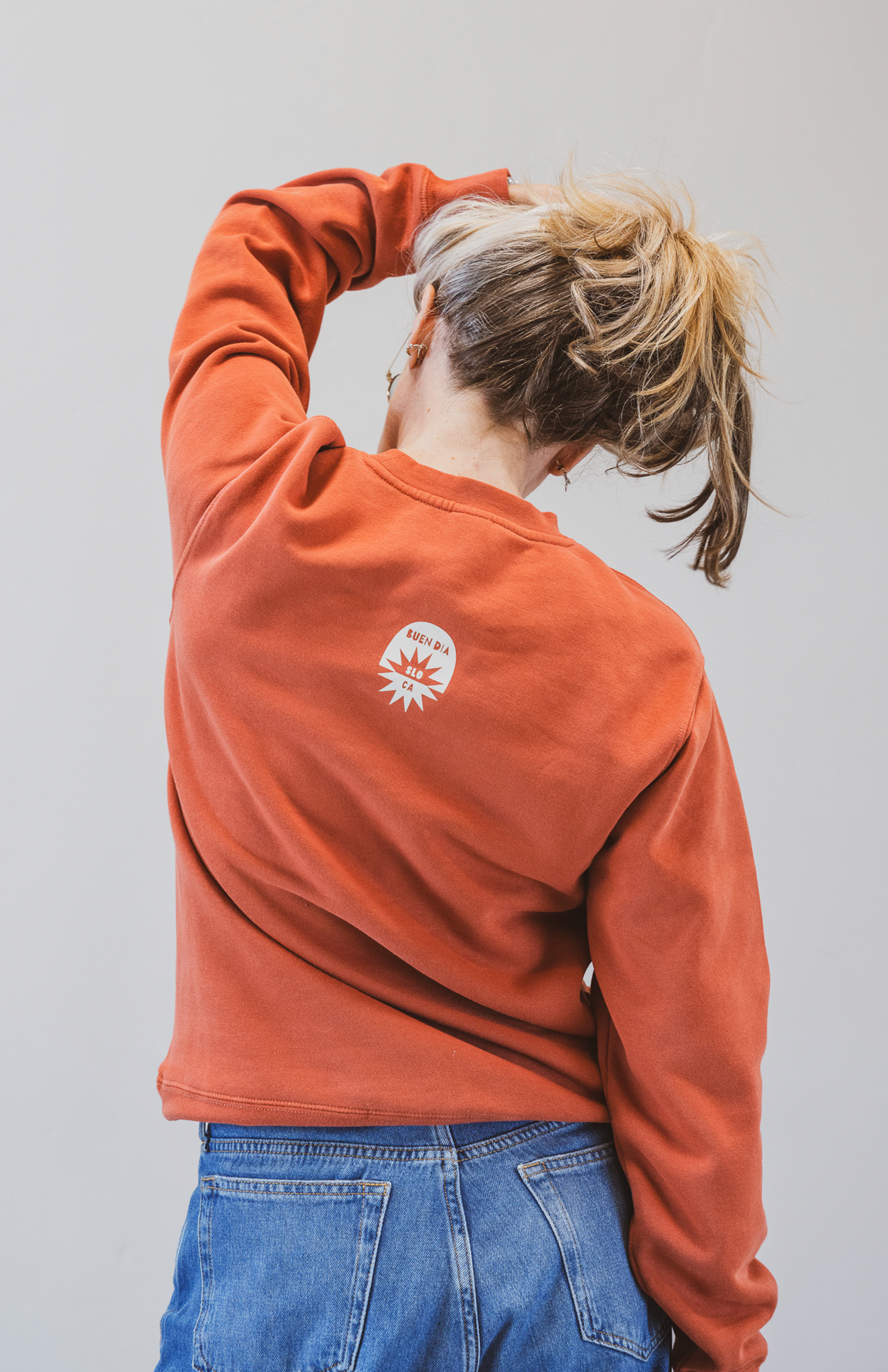 BUEN DIA PUFF PAINT SWEATSHIRT IN RUST