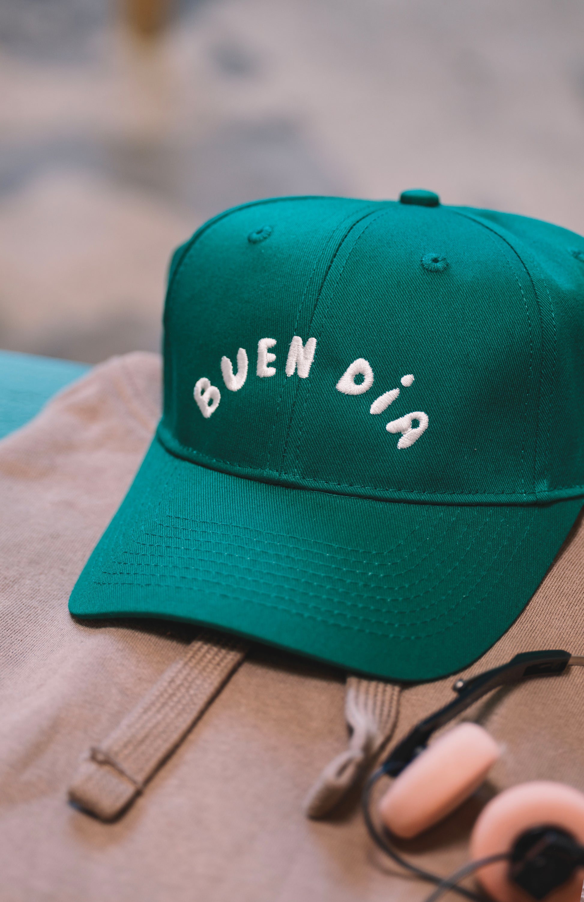 BUEN DIA HAT IN GREEN